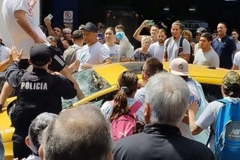 El momento en que el auto es detenido tras el atropello. (Fuente: Sebastián Granata)