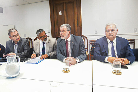 Rimoldi, en el centro; a la izquierda su equipo y a la derecha el presidente de Diputados, Pablo Farías. (Fuente: Prensa Diputados)