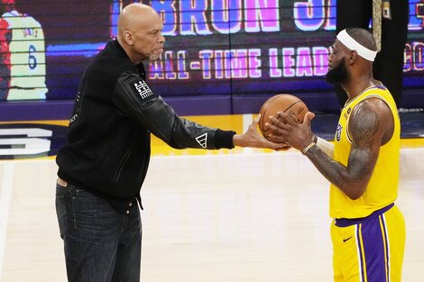 Reconocimiento de legendario Kareem Abdul-Jabbar a LeBrom James.