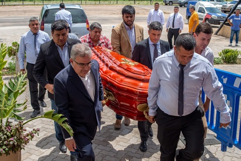 El gobernador Jalil en el cortejo del féretro hacia Casa de Gobierno.