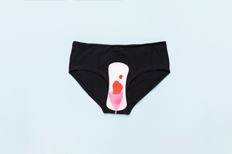 Una bombacha, una toallita y la copa menstrual cuyo uso, a pesar de todas sus ventajas, toavía cuesta instalar.