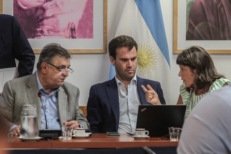 El radical Mario Negri, el "lilito" Juan Manuel López y la presidenta de la Comisión de Juicio Político, Carolina Gaillard (FdT).