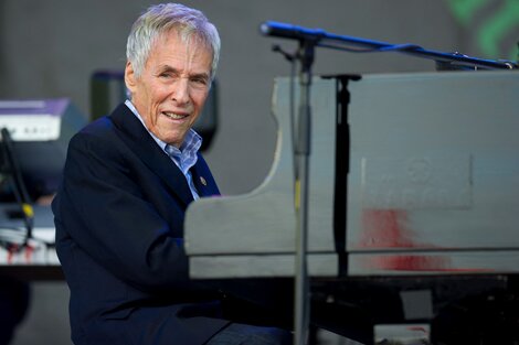 Burt Bacharach nació en la ciudad de Kansas el 12 de mayo de 1928.