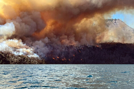 El incendio en el Parque Nacional Los Alerces en Chubut llegó al Lago Cholila