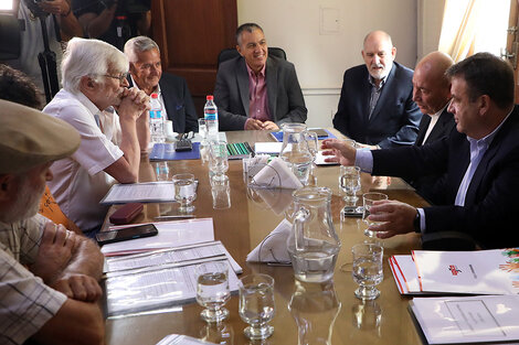 Pusineri ayer, con Hoffmann y ATE de un lado y Jorge Molina y UPCN del otro.