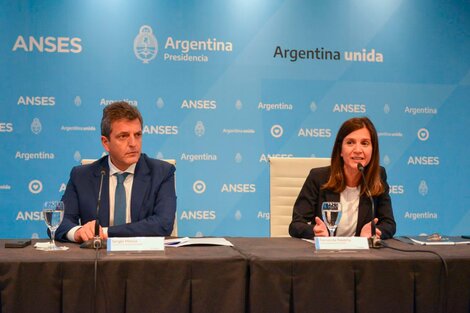 Massa con la titular de Anses, Fernanda Raverta. 