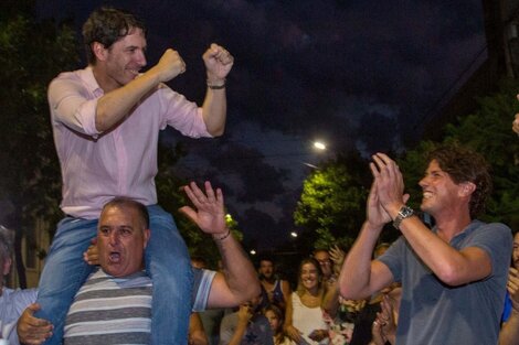 Martín Berhongaray festeja su triunfo junto a Martín Lousteau.