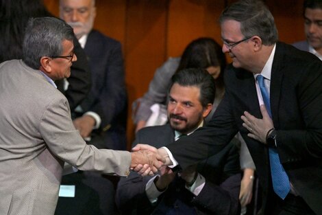 El canciller mexicano Marcelo Ebrard se saluda con el representante del ELN, Pablo Beltran.