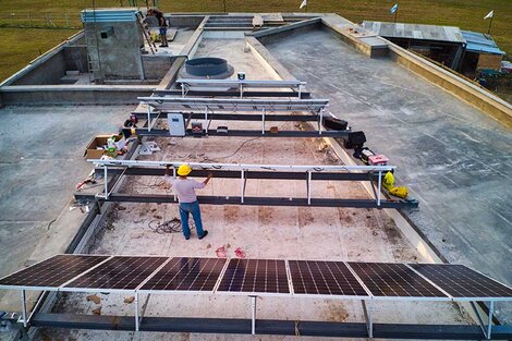 Instalación de la planta fotovoltaica para proveer de energía renovable.