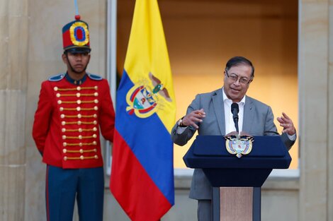 Petro presenta la reforma de salud  desde el balcón de la Casa de Nariño. Foto2: Apoyo a Petro después del discurso en una plaza de Medellín.