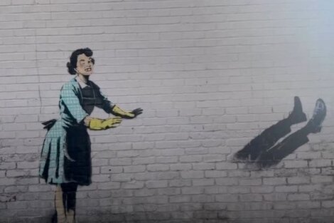 Retiran un freezer que formaba parte de una obra de Banksy sobre violencia de género