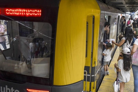 Sin servicio, en principio, hasta la medianoche. La medida de fuerza fue tomada por los trabajadores después del tiroteo que mató a una mujer policía e hirió a un empleado del subte. (Foto: Télam)