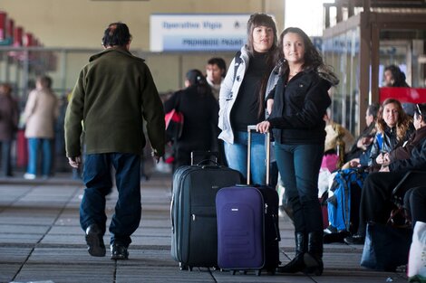 Viajeras en la Terminal de Ómnibus de Retiro. Imagen: NA.