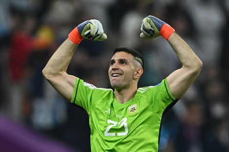 Emiliano Martínez fue premiado con el Guante de Oro como mejor arquero durante el Mundial de Qatar 2022. (AFP)