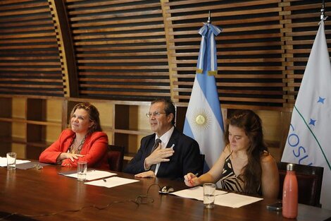 El ministro de Cultura de la Nación, Tristán Bauer, junto a las funcionarias Lucrecia Cardoso y Ariela Peretti.