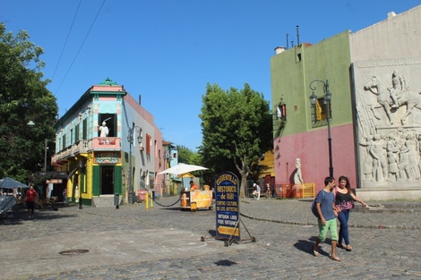 Apuñalaron a dos turistas austríacos en La Boca para robarles