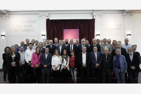 Foto final entre los representantes institucionales que se dieron cita en la UNR.