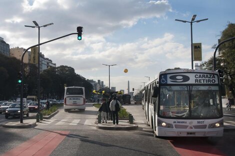 Los colectivos tendrán el lunes y martes frecuencia de circulación de día feriado, propia de los días domingo (Foto: NA).