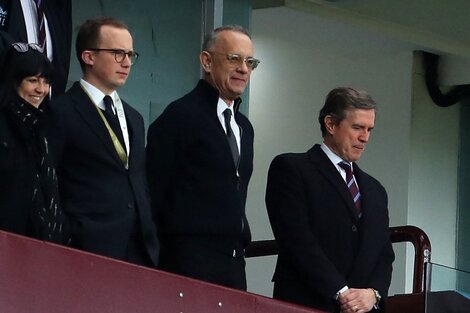 Tom Hanks fue a la cancha a ver el partido de Aston Villa del "Dibu" Martínez ante Arsenal