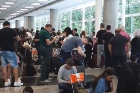 Desalojaron la zona de embarque de Aeroparque por una persona que evadió los controles de seguridad. Foto_ captura de video