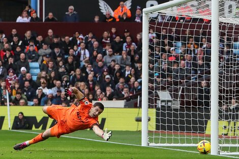 La estirada de "Dibu" Martínez que devendrá gol en contra y triunfo de Arsenal