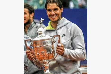 Rafael Nadal, con el viejo trofeo del Campeonato del Río de la Plata (Fuente: Buenos Aires Lawn Tennis Club)