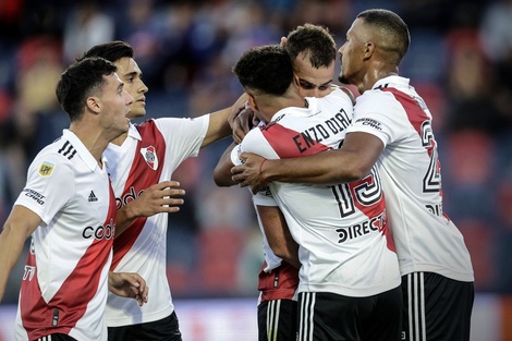 Todo River abraza a González Pirez, autor del único gol ante el Matador