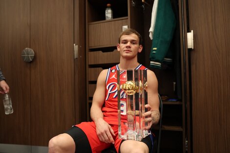 McClung con el trofeo Julius Erving