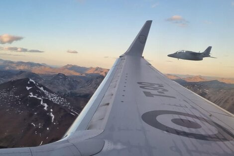 El vuelo que trasladó al Presidente a Ushuaia fue escoltado por aviones Pampa de la Fuerza Aérea como "muestra de reconocimiento y respeto".