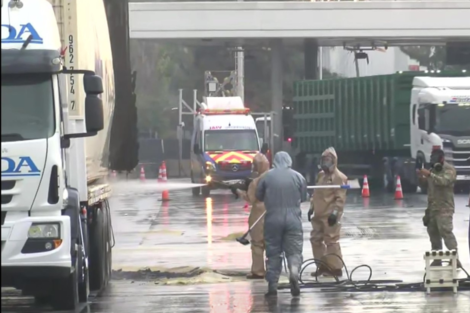 Derrame de sustancia tóxica en Acceso Oeste: luego de 15 horas, siguen trabajando en el lugar