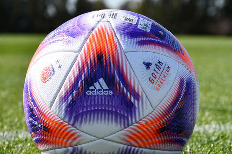 Gotán Argentum, pelota Adidas oficial del 2023 para el fútbol argentino.