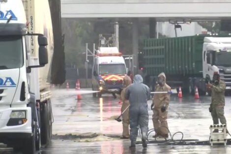 Siguen las pericias en el camiòn que transportaba una sustancia de alta toxicidad y que porvocó un derrame en la autopista del Acceso Oeste. 