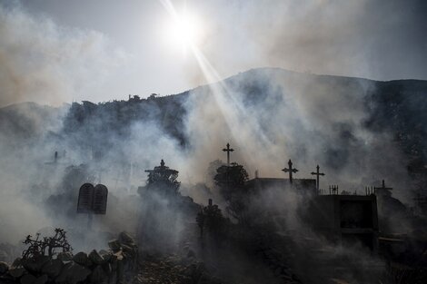 Fumigación en el cementerio de Nueva Esperanza, al sur de Lima. (Foto: Ernesto Benavides)