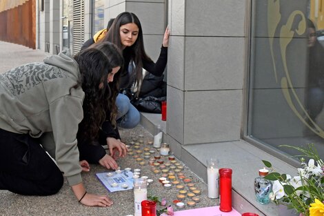 Homenaje en la puerta del edificio de donde se tiraron les adolescentes.