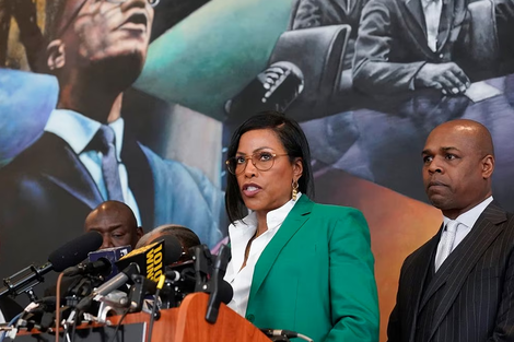 Ilyasah Shabazz, hija de Malcolm X, habla junto con el abogado de derechos civiles Ben Crump durante la conferencia de prensa en Nueva York el 21 de febrero, en el Malcolm X & Dr. Betty Shabazz Memorial and Educational Center. (AP Foto/Seth Wenig)