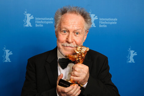 Nicolas Philibert con el Oso de Oro de la Berlinale. 