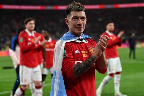 Lisandro Martínez festeja la victoria ante el Newcastle con una bandera argentina sobre sus hombros.  (Foto: Glyn Kirk/AFP)