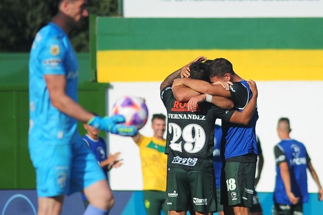 Los jugadores se Defensa en pleno festejo (Fuente: Fotobaires)