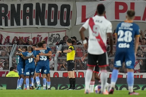 Miguel Borja mira como festejan los jugadores de Arsenal (Fuente: NA)