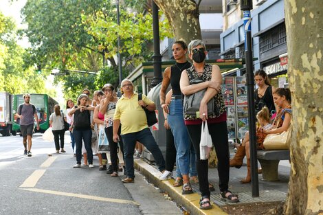 Largas filas por el paro de colectivos. Imagen: NA.