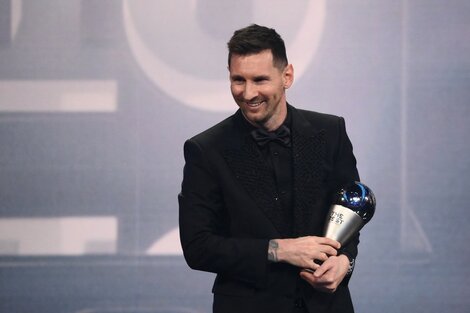 La sonrisa enorme de Messi, luego de recibir su segundo The Best