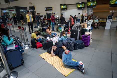 Cientos de pasajeros quedaron varados en aeropuertos de Colombia luego de que la aerolínea Viva Air suspendiera sus vuelos. 