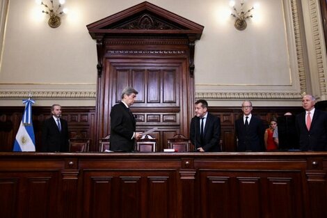 Mariano Recalde jura ante Rosatti, presidente de la Corte y del Consejo de la Magistratura.