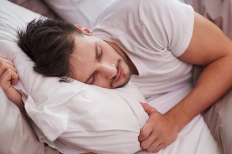 Los científicos recomiendan dormir siestas cortas entre las 13 y las 15. Imagen: Freepik.