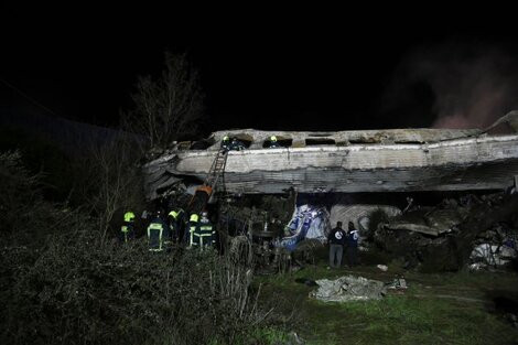 Los rescatistas trabajando para asistir a las víctimas y recuperar los cuerpos (Foto: AFP).