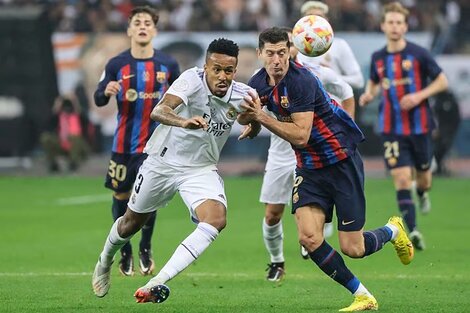 Militao y Lewandowski, choque de figuras en el clásico español. (Fuente: AFP)