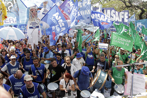 Los gremios docentes se movilizaron en la capital provincial.