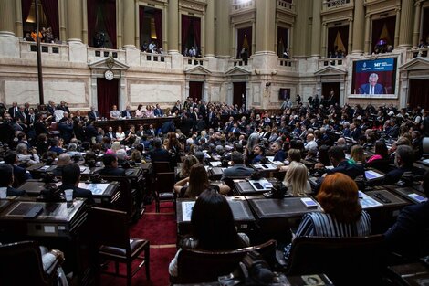 Alberto Fernández ultimó su discurso junto a Agustín Rossi, Juan Manuel Olmos y Julio Vitobello.