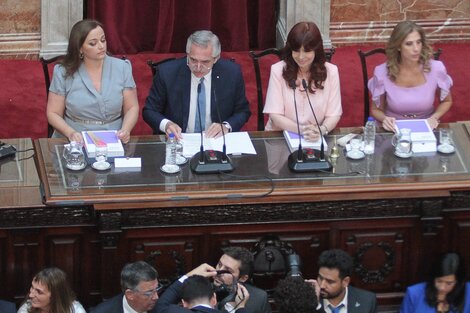 Por primera vez, el Presidente rodeado por tres mujeres en el estrado. (Fuente: Bernardino Avila)