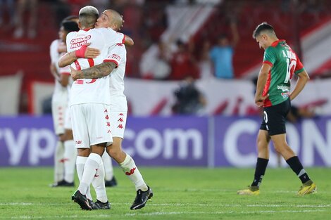 Los jugadores de Huracán festejan (Fuente: Fotobaires)